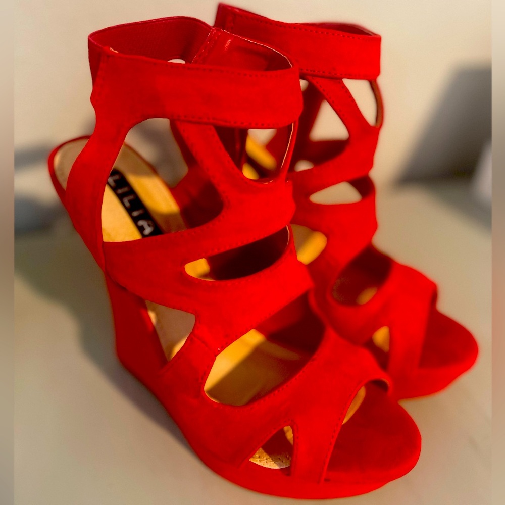 New in box red wedges. Smoke free, size 8